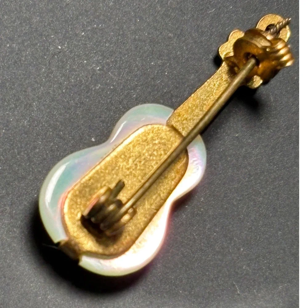 Vintage‎ Mother of Pearl Violin Brooch Gold Tone Musical Instrument Pin Novelty